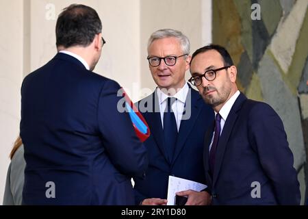 Julien Mattia / Le Pictorium - am Ende der Ministerratstagung am 27. September 2023. - 27/09/2023 - Frankreich / Ile-de-France (Region) / Paris - der Minister für Wirtschaft, Finanzen sowie für industrielle und digitale Souveränität, Bruno Le Maire, spricht mit dem Delegierten des Ministers für Europa und auswärtige Angelegenheiten, der für Außenhandel, Attraktivität und das französische Ausland zuständig ist, Olivier Becht und Thomas Cazenave, Minister für Wirtschaft, Finanzen, Industrie und digitale Souveränität, zuständig für öffentliche Finanzen, bei der Ausreise aus dem Rat von Mi Stockfoto