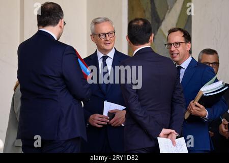 Julien Mattia / Le Pictorium - am Ende der Ministerratstagung am 27. September 2023. - 27/09/2023 - Frankreich / Ile-de-France (Region) / Paris - der Minister für Wirtschaft, Finanzen sowie für industrielle und digitale Souveränität, Bruno Le Maire, spricht mit dem Delegierten des Ministers für Europa und auswärtige Angelegenheiten, der für Außenhandel, Attraktivität und das französische Ausland zuständig ist, Olivier Becht und Thomas Cazenave, Minister für Wirtschaft, Finanzen, Industrie und digitale Souveränität, zuständig für öffentliche Finanzen, bei der Ausreise aus dem Rat von Mi Stockfoto