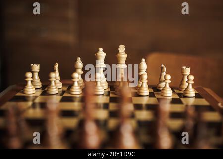 Schachbrett aus Holz mit Schachfiguren auf dem Tisch. Brettspiel für Freizeit. Selektiver Fokus Stockfoto