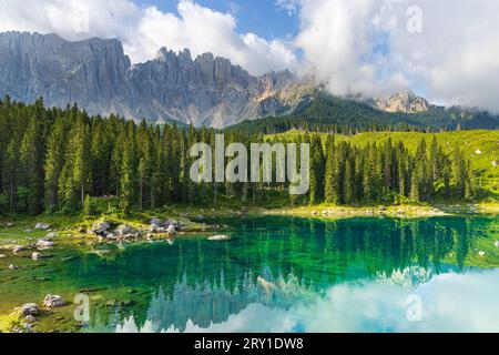 Blick auf die Carezza lek und die Landschaft ins Fassatal Stockfoto