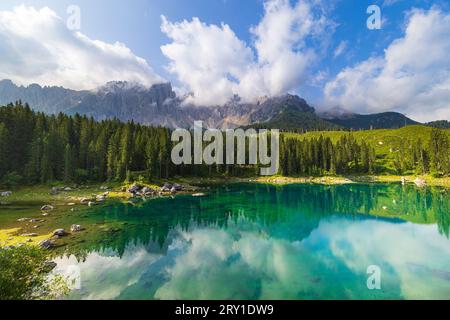 Blick auf die Carezza lek und die Landschaft ins Fassatal Stockfoto