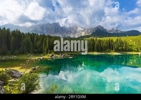 Blick auf die Carezza lek und die Landschaft ins Fassatal Stockfoto