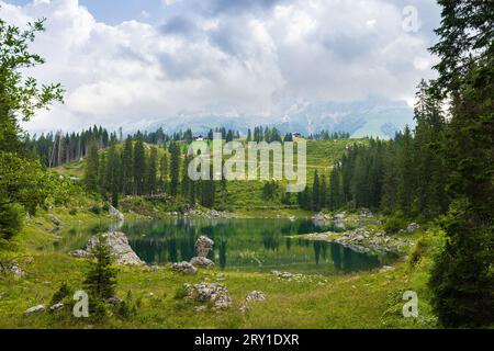 Blick auf die Carezza lek und die Landschaft ins Fassatal Stockfoto