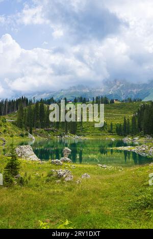 Blick auf die Carezza lek und die Landschaft ins Fassatal Stockfoto