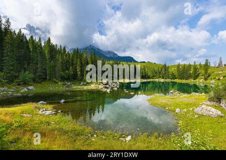 Blick auf die Carezza lek und die Landschaft ins Fassatal Stockfoto