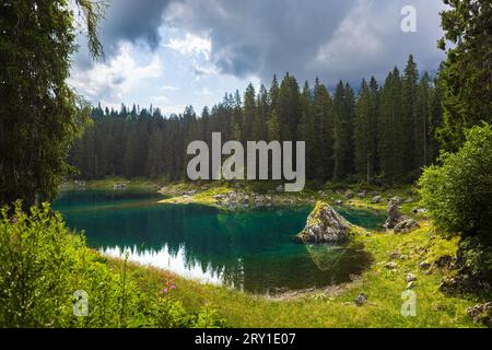 Blick auf die Carezza lek und die Landschaft ins Fassatal Stockfoto