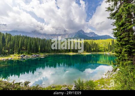 Blick auf die Carezza lek und die Landschaft ins Fassatal Stockfoto