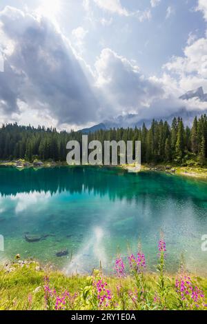 Blick auf die Carezza lek und die Landschaft ins Fassatal Stockfoto