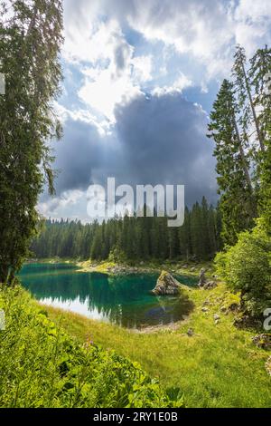 Blick auf die Carezza lek und die Landschaft ins Fassatal Stockfoto