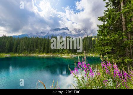 Blick auf die Carezza lek und die Landschaft ins Fassatal Stockfoto