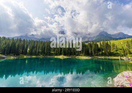 Blick auf die Carezza lek und die Landschaft ins Fassatal Stockfoto