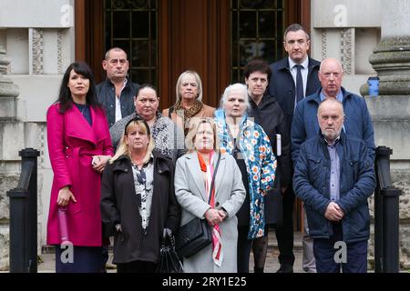 (Von links nach rechts) Grainne Teggart, stellvertretende Direktorin von Amnesty International in Nordirland, mit Michael McManus, Martina Dillon, Ehefrau von Seamus Dillon, (unbekannt), Schwestern Isobel, Donna und Lynda McManus, den Töchtern von James McManus, Mairead und Roisin Kelly, den Schwestern von Paddy Kelly, Gavin McBooth von Phoenix Law, Peter Carthy, und Francie O'Callaghan vor den Royal Courts of Justice in Belfast, wo alte Testfälle ausgewählt werden sollen. Bilddatum: Donnerstag, 28. September 2023. Stockfoto