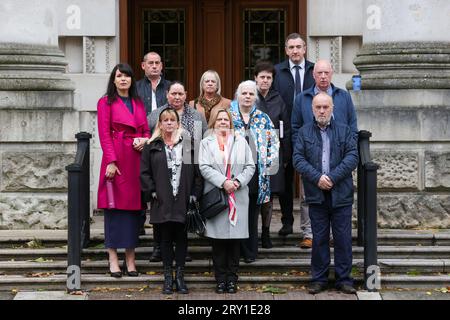 (Von links nach rechts) Grainne Teggart, stellvertretende Direktorin von Amnesty International in Nordirland, mit Michael McManus, Martina Dillon, Ehefrau von Seamus Dillon, (unbekannt), Schwestern Isobel, Donna und Lynda McManus, den Töchtern von James McManus, Mairead und Roisin Kelly, den Schwestern von Paddy Kelly, Gavin McBooth von Phoenix Law, Peter Carthy, und Francie O'Callaghan vor den Royal Courts of Justice in Belfast, wo alte Testfälle ausgewählt werden sollen. Bilddatum: Donnerstag, 28. September 2023. Stockfoto