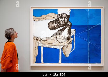London, Großbritannien. 28. September 2023. Ein Mitarbeiter betrachtet „Kind of Blue“, 2020, von Claudette Johnson bei der Vorschau „Claudette Johnson: Presence“, einer großen neuen Ausstellung des britischen Künstlers, der zu den Gründungsmitgliedern der Black British Arts Movement gehört, in der Courtauld Gallery. Ihre Show findet vom 29. September 2023 bis zum 14. Januar 2024 statt. Quelle: Stephen Chung / Alamy Live News Stockfoto