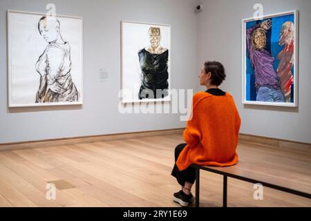 London, Großbritannien. 28. September 2023. A Staff Members Views (L to R) Standing Figure, 2017, Untitled, 2015 und Figure in Blue, 2018, von Claudette Johnson bei der Preview Claudette Johnson: Presence, einer neuen Ausstellung des britischen Künstlers, der zu den Gründungsmitgliedern der Black British Arts Movement gehört, in der Courtauld Gallery. Ihre Show findet vom 29. September 2023 bis zum 14. Januar 2024 statt. Quelle: Stephen Chung / Alamy Live News Stockfoto