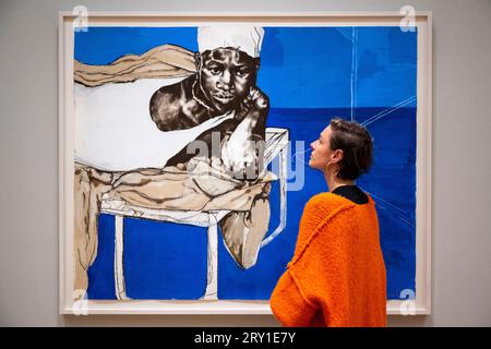 London, Großbritannien. 28. September 2023. Ein Mitarbeiter betrachtet „Kind of Blue“, 2020, von Claudette Johnson bei der Vorschau „Claudette Johnson: Presence“, einer großen neuen Ausstellung des britischen Künstlers, der zu den Gründungsmitgliedern der Black British Arts Movement gehört, in der Courtauld Gallery. Ihre Show findet vom 29. September 2023 bis zum 14. Januar 2024 statt. Quelle: Stephen Chung / Alamy Live News Stockfoto