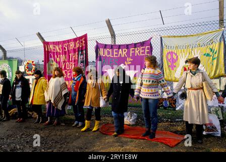 CND, Pazifismus eine Gruppe von Frauen umarmt die Basis und hält Hände um den Umkreis der US-amerikanischen USAF in Greenham Common, Berkshire, Großbritannien, HOMER SYKES der 1982 1980er Jahre Stockfoto