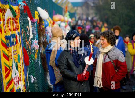 Greenham Womens Peace Camp Blockade der US-amerikanischen USAF-Raketenbasis in Greenham Common Berkshire, Großbritannien 1982. Frauen den äußeren Umzäunungszaun mit selbstgemachten Peace Decken. HOMER SYKES AUS DEN 1980ER JAHREN Stockfoto