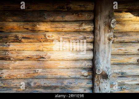 Moderne Handbehauene Natürliche Blockhaus Wand Fassade Fragment Textur. Rustikale Blockwand Horizontaler Holzhintergrund. Stockfoto