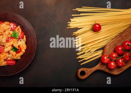Spaghetti-Pasta mit Fleischbällchen, Kirschtomatensoße auf rostigem Hintergrund, Draufsicht. Stockfoto
