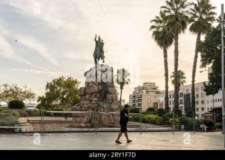 Palma de Mallorca, Spanien; 11. september 2023: Bronzeskulptur von König Jaume I. reitet auf dem Plaza de España in Palma de Mallorca bei Sonnenaufgang, S Stockfoto