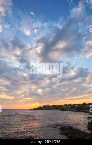Sonnenaufgang am Meer. Wunderschöne Küstenlandschaft mit Wolken am Himmel. Urlaub in sozopol, bulgarien Stockfoto