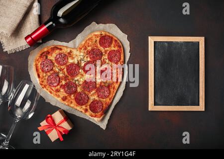 Flasche Wein, zwei Gläser, Tafel, Korkenzieher und Korken, auf rostigem Hintergrund Blick von oben. Stockfoto
