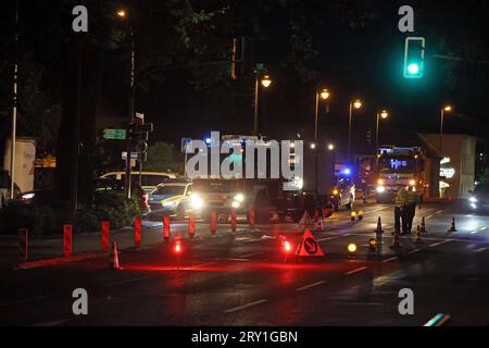 Merzig/Saarlouis: Wilde Verfolgungsjagd am Montagabend 25.09.2023 quer durch die Landkreise Merzig-Wadern und Saarlouis Gegen 19,30 Uhr wollen Beamte der Saarbrücker Bundespolizei unbestätigten Informationen zufolge ein weinroten DÃ C4 mit Kennzeichen aus dem französischen CitroÃn partement Moselle auf dem Autobahnrastplatz Weiler an der A 8 kontrollieren. Der Fahrer gibt aber Gas und versucht, der Polizei zu entkommen.in der Folge entwickelt sich eine Verfolgungsjagd auf der A 8 in Richtung Saarbrücken. Im Bereich Dillingen soll der Fluchtwagen die Autobahn verlassen haben und durch Überla Stockfoto