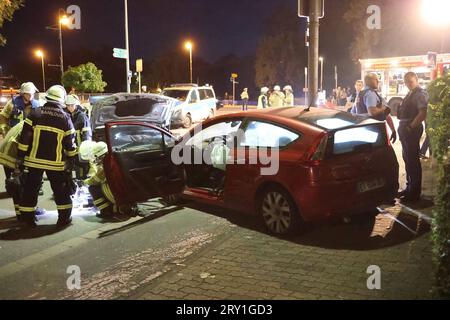 Merzig/Saarlouis: Wilde Verfolgungsjagd am Montagabend 25.09.2023 quer durch die Landkreise Merzig-Wadern und Saarlouis Gegen 19,30 Uhr wollen Beamte der Saarbrücker Bundespolizei unbestätigten Informationen zufolge ein weinroten DÃ C4 mit Kennzeichen aus dem französischen CitroÃn partement Moselle auf dem Autobahnrastplatz Weiler an der A 8 kontrollieren. Der Fahrer gibt aber Gas und versucht, der Polizei zu entkommen.in der Folge entwickelt sich eine Verfolgungsjagd auf der A 8 in Richtung Saarbrücken. Im Bereich Dillingen soll der Fluchtwagen die Autobahn verlassen haben und durch Überla Stockfoto