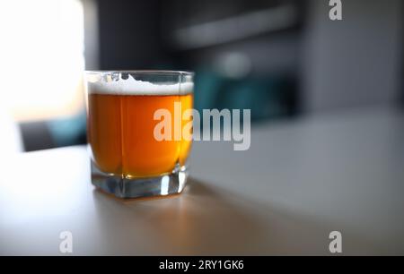 Leckeres kühlendes Gebräu auf dem Tisch Stockfoto