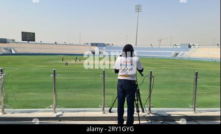 Camerman beim ICC T20 World Cup Sub Regional Asia Qualifier 2023 gegen Katar im West End Cricket Stadion in Doha am Donnerstag. Vier Länder, die Malediven und Saudi-Arabien wetteifern um den einen Qualifikationsplatz aus Katar, der vom 28. September bis zum 5. Oktober in Katars Hauptstadt Doha stattfindet und Teil des Qualifikationsprozesses für die ICC Männer T20 Weltmeisterschaft 2024 ist das Asien-Regionalfinale findet vom 30. Oktober bis 5. November in Nepal statt. die Qualifikation für Katar trifft auf Gastgeber Nepal, Oman, Bahrain, Hong Stockfoto