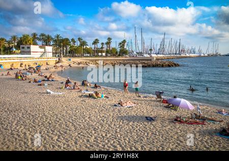 Am späten Nachmittag in Cannes in Südfrankreich entspannen die Menschen am öffentlichen Strand von Zamenhof. Stockfoto