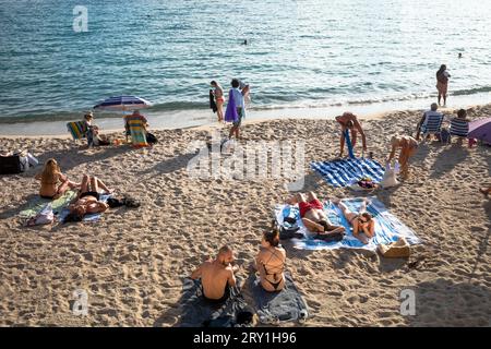 Am späten Nachmittag in Cannes in Südfrankreich entspannen die Menschen am öffentlichen Strand von Zamenhof. Stockfoto