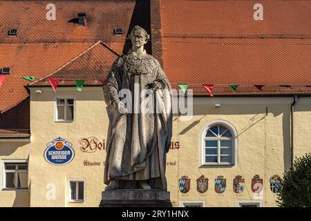 Denkmal für König Ludwig I. vor dem Weissen Brauhaus, älteste noch existierende Weißbierbrauerei Bayerns, Kelheim, Niederbayern, Bayern, Deutschland Stockfoto