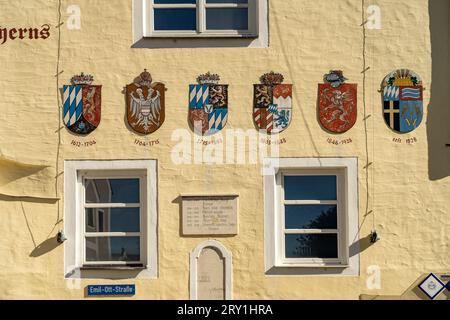 Bayrische Wappen am Weissen Brauhaus, älteste noch existierende Weißbierbrauerei Bayerns, Kelheim, Niederbayern, Bayern, Deutschland | Wappen Stockfoto