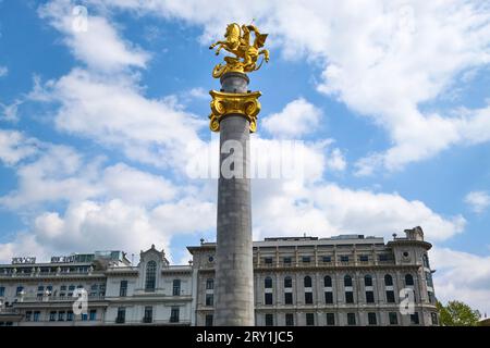 Blick auf die goldene Skulptur, Statue des Heiligen Georg, auf einer Marmorsäule auf dem Unabhängigkeitsplatz. In Tiflis, Georgien, Europa. Stockfoto