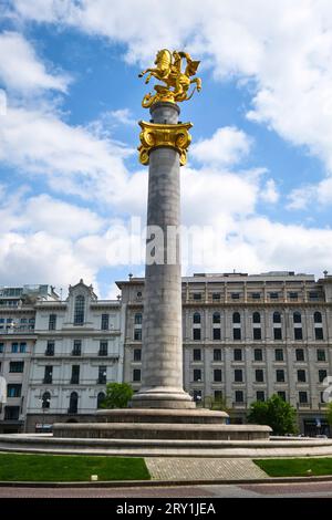 Blick auf die goldene Skulptur, Statue des Heiligen Georg, auf einer Marmorsäule auf dem Unabhängigkeitsplatz. In Tiflis, Georgien, Europa. Stockfoto
