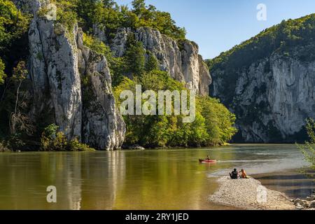 Kanu auf der Donau bei der Weltenburger enge, Donaudurchbruch bei Weltenburg, Bayern, Deutschland | Kanu auf der Donau und der Donauschlucht Stockfoto