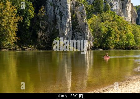 Kanu auf der Donau bei der Weltenburger enge, Donaudurchbruch bei Weltenburg, Bayern, Deutschland | Kanu auf der Donau und der Donauschlucht Stockfoto