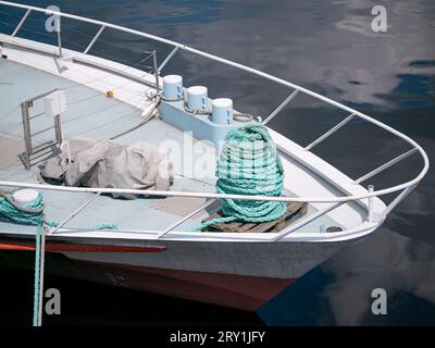 Nahbeuge eines Segelbootes mit einem Haufen Seilkabel Stockfoto