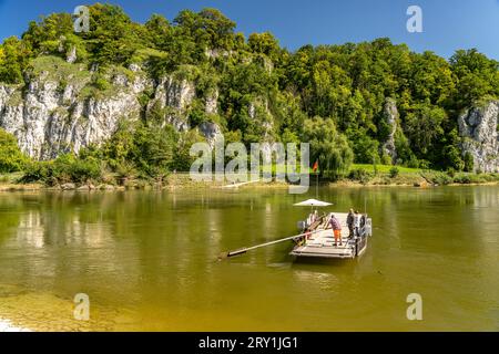 Die Seilfähre Weltenburg-Stausacker über die Donau bei Weltenburg, Bayern, Deutschland | die Donaureaktionsfähre Weltenburg-Stausacker bei Welten Stockfoto