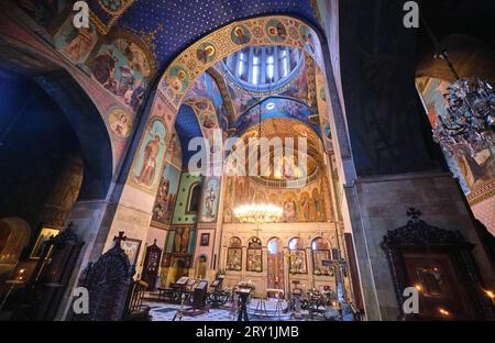 Zentrale Apsis innen, in Gold dekoriert. An der historischen Zion-Kathedrale in Tiflis, Georgien, Europa. Stockfoto