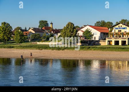 Kirchdorf Stausacker an der Donau in Kehlheim, Bayern, Deutschland | Dorf Stausacker an der Donau in Kehlheim, Bayern, Deutschland Stockfoto