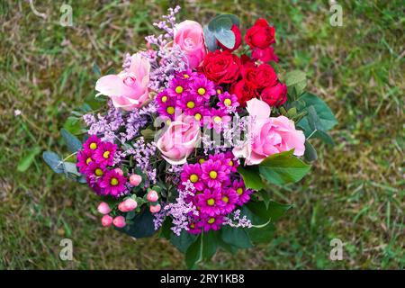 Farbenfroher Blumenstrauß mit rosa und roten Blumen. Stockfoto