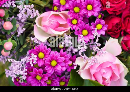 Farbenfroher Blumenstrauß mit rosa und roten Blumen. Stockfoto