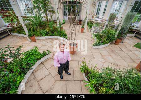 London, Großbritannien. 28. September 2023. Breaking the Binary von Patrick Featherstone und dem Kew Youth Forum, Eine temporäre Gartenausstellung im South Octagon - Kew Gardens Queer Nature Herbstfestival. Das gemäßigte Haus verwandelte sich in eine Feier der Verbindungen zwischen queeren Menschen, Pflanzen und Pilzen, mit einem neuen Festival, das von Sa 30 September bis so 29 Oktober stattfindet Guy Bell/Alamy Live News Stockfoto