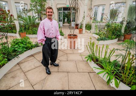 London, Großbritannien. 28. September 2023. Breaking the Binary von Patrick Featherstone und dem Kew Youth Forum, Eine temporäre Gartenausstellung im South Octagon - Kew Gardens Queer Nature Herbstfestival. Das gemäßigte Haus verwandelte sich in eine Feier der Verbindungen zwischen queeren Menschen, Pflanzen und Pilzen, mit einem neuen Festival, das von Sa 30 September bis so 29 Oktober stattfindet Guy Bell/Alamy Live News Stockfoto