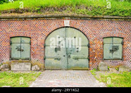 Festung Swinoujscie. Eingang mit einem alten Tor an einem Teil des Gebäudes. Stockfoto