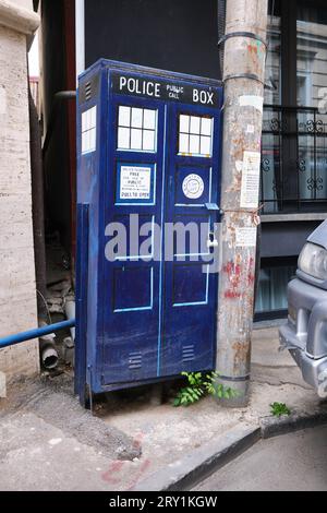 Eine elektrische Versorgungsbox, die wie die blaue Polizeibox aus der Fernsehsendung aussieht, Doktor Who. Eines der vielen öffentlichen Graffiti-Werke von Street Art Stockfoto