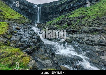 Fossa-Wasserfall in der Nähe von Haldarsvik auf den Färöern Stockfoto